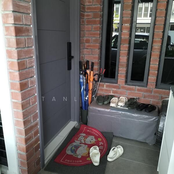 Rumah Teres untuk Dijual di Elmina (Shah Alam) - Stanley Tan - Entrance - PropertyGuru.com.my
