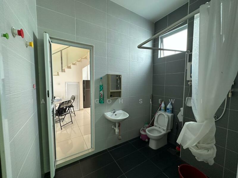 Service Residence for Sale at THE SENAI GARDEN (PANGSAPURI IMPIAN SENAI) - Mandy Goh Siew Li - Bathroom - PropertyGuru.com.my