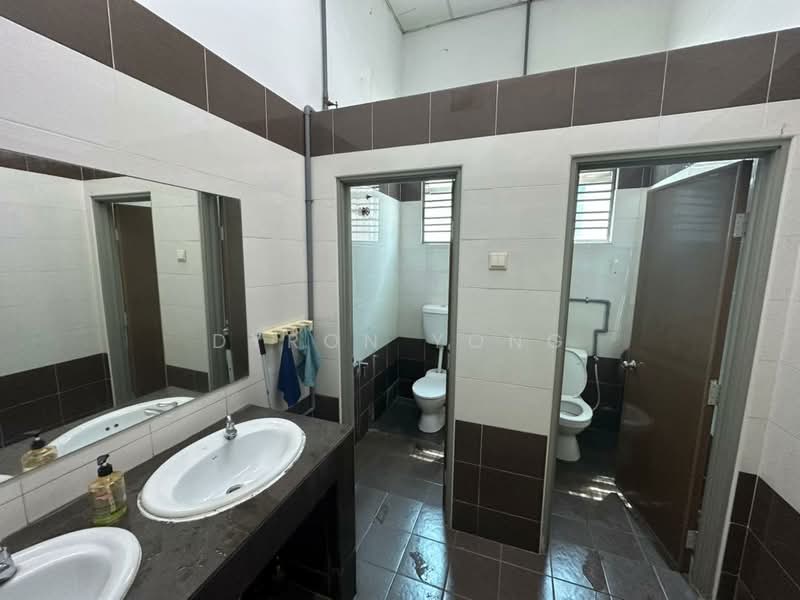 Factory for Rent in Taman Industri Alam Jaya (Puncak Alam) - Dyron Yong - Bathroom - PropertyGuru.com.my