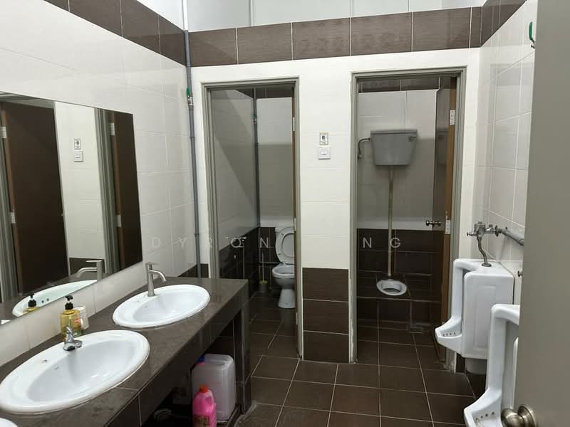 Factory for Rent in Taman Industri Alam Jaya (Puncak Alam) - Dyron Yong - Bathroom - PropertyGuru.com.my