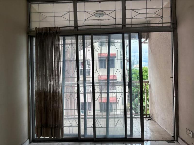 Pangsapuri untuk Dijual di Ixora Apartments - Michael Yeo - Balcony - PropertyGuru.com.my