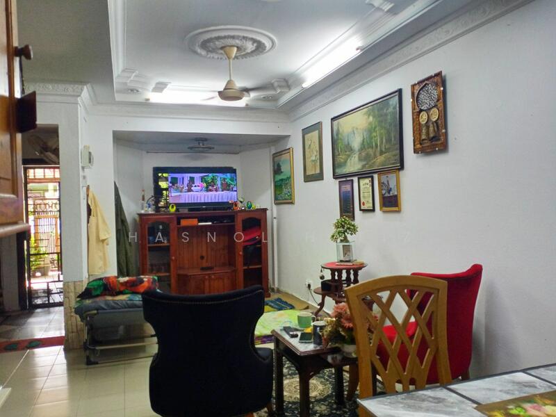 2-storey Terraced House for Sale in Bandar Baru Puncak Alam (Puncak Alam) - Hasnol Hafiz - Living Room - PropertyGuru.com.my