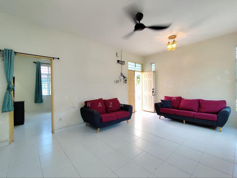 Rumah Banglo untuk Dijual di Bandar Tasik Senangin (Lenggeng) - Haslinda Ahmad Razali - Living Room - PropertyGuru.com.my