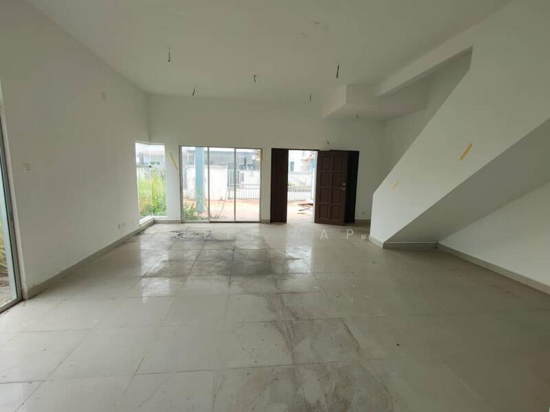Cluster House for Sale in Nusantara Prima (Gelang Patah) - Jeff Yap - Living Room - PropertyGuru.com.my