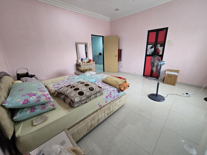 Rumah Teres 2 Tingkat untuk Dijual di Shah Alam (Selangor) - Kumar Raman - 1st Floor - Master Bedroom - PropertyGuru.com.my