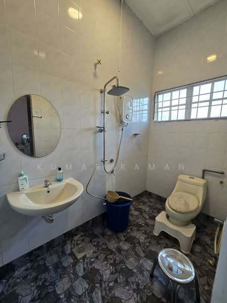 Rumah Teres 2 Tingkat untuk Dijual di Shah Alam (Selangor) - Kumar Raman - 1st Floor - Master Bathroom - PropertyGuru.com.my