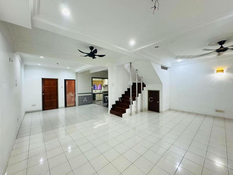 Double Storey Jalan Nova U5 Subang Bestari Shah Alam untuk Untuk Dijual - RM 635,000, Mac 2026 - Living Room - PropertyGuru.com.my