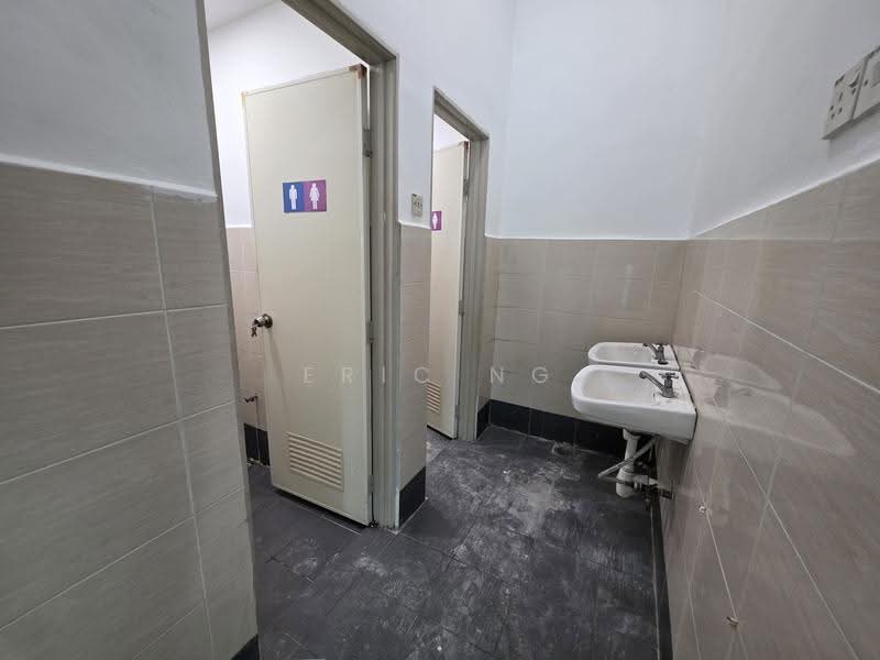 Kilang Berkembar untuk Dijual di Taman Perindustrian Taming Jaya (Balakong) - Eric Ng - Bathroom - PropertyGuru.com.my