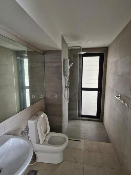 Kediaman Servis untuk Dijual di Atwater : Service Residences - Daisy Loh - Bathroom - PropertyGuru.com.my