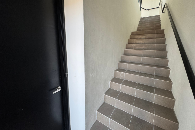Private Staircase & door access to grd