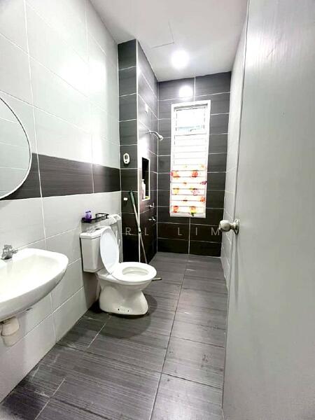 Cluster House for Sale in Taman Kempas Indah (Tebrau) - Karl Lim - Bathroom - PropertyGuru.com.my