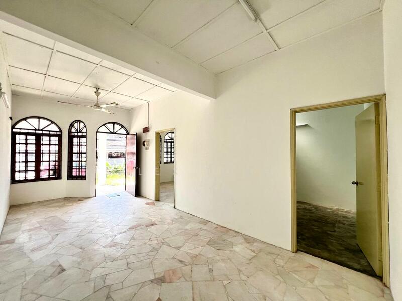 1-storey Terraced House for Sale in Taman Alam Megah (Shah Alam) - Alex Tong - Living Room - PropertyGuru.com.my