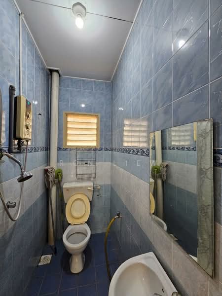 Rumah Bandar untuk Dijual di Taman Bukit Serdang (Seri Kembangan) - Ron Liew - Bathroom - PropertyGuru.com.my