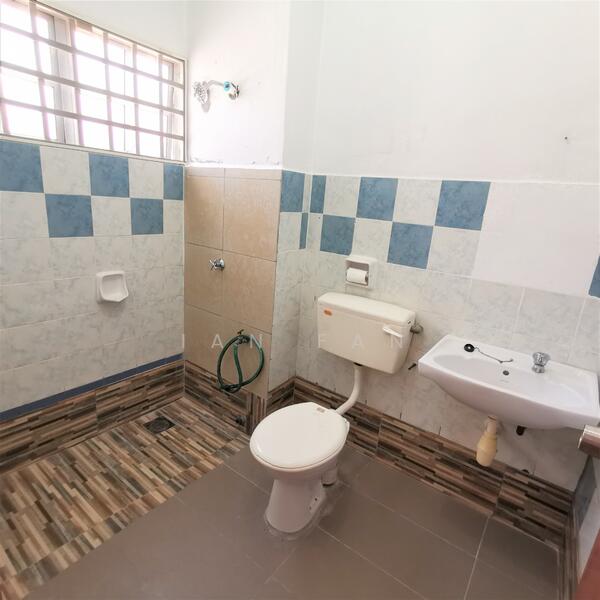2-storey Terraced House for Sale in Taman Lestari Perdana (Seri Kembangan) - Ian Fan - Bathroom - PropertyGuru.com.my