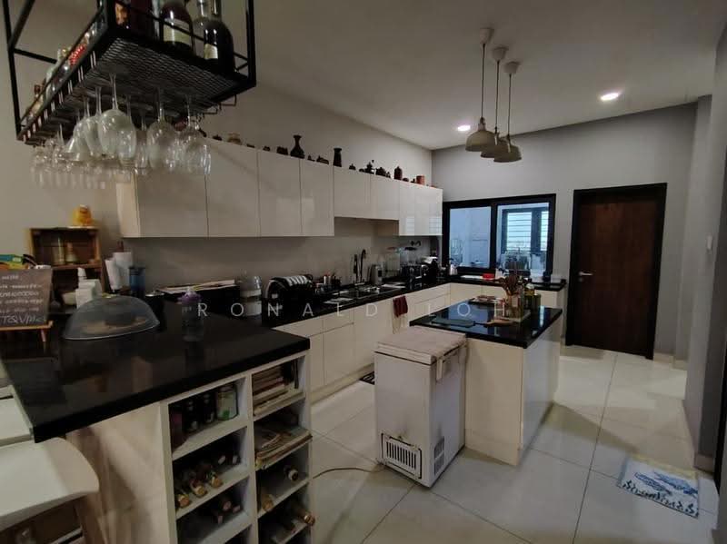 2-storey Terraced House for Sale in Laman Glenmarie (Shah Alam) - Ronald Loh - Kitchen - PropertyGuru.com.my