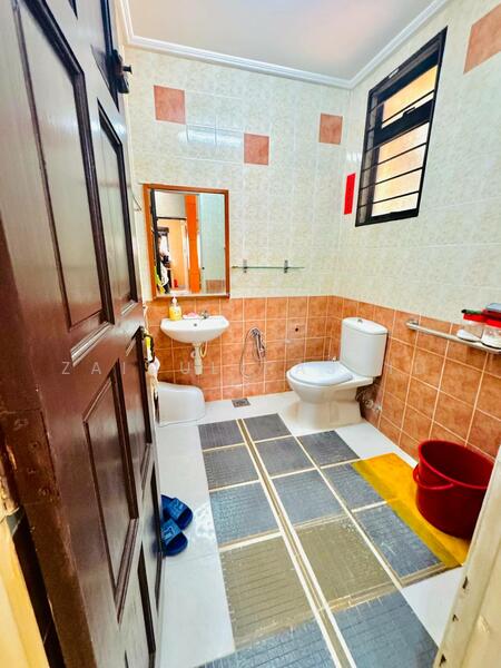 2-storey Terraced House for Sale in Bukit Jelutong (Shah Alam) - Zainul Rashid - Bathroom - PropertyGuru.com.my