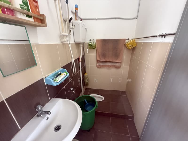 Rumah Teres 2 Tingkat untuk Dijual di Taman Lagenda Putra (Kulai) - Darren Tew - Bathroom - PropertyGuru.com.my