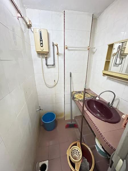 Kedai untuk Dijual di Jalan Pudu (KL City Centre) - Kai Shwen Lai - Bathroom - PropertyGuru.com.my