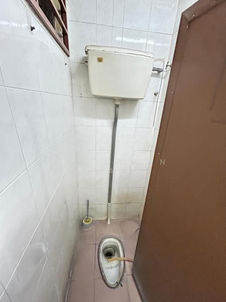 Kedai untuk Dijual di Jalan Pudu (KL City Centre) - Kai Shwen Lai - Bathroom - PropertyGuru.com.my