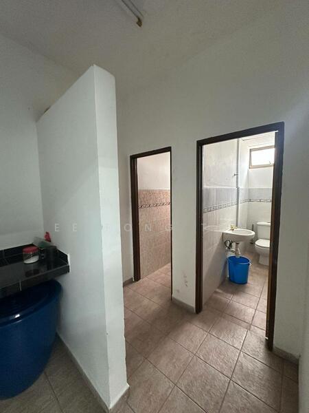 Semi-D Factory for Sale in Taman Desa Cemerlang (Ulu Tiram) - Ee Fong Toh - Bathroom - PropertyGuru.com.my