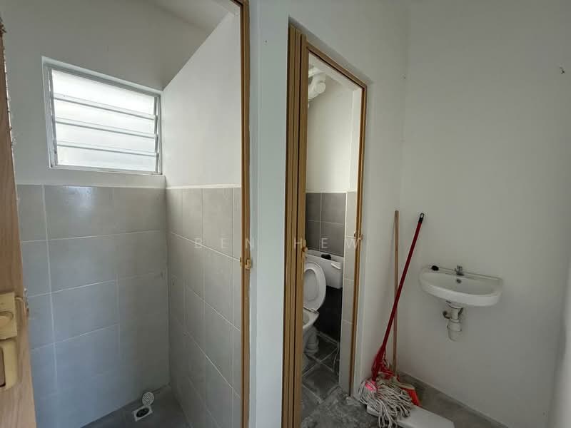 Pangsapuri untuk Dijual di Pangsapuri Rimbun - Ben Hew - Bathroom - PropertyGuru.com.my
