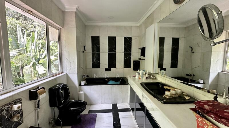 Rumah Banglo untuk Dijual di Bangsar (Kuala Lumpur) - Anna H - Bathroom - PropertyGuru.com.my