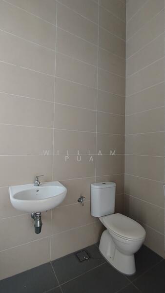 Condominium for Sale at D'Suites Akasia Horizon @ Horizon Hills - William Pua - Maid Room's Bath - PropertyGuru.com.my