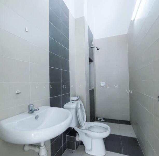 Rumah Teres 2-Tingkat untuk Dijual di Setia Indah (Setia Alam) - Bee Har Chew - Bathroom - PropertyGuru.com.my