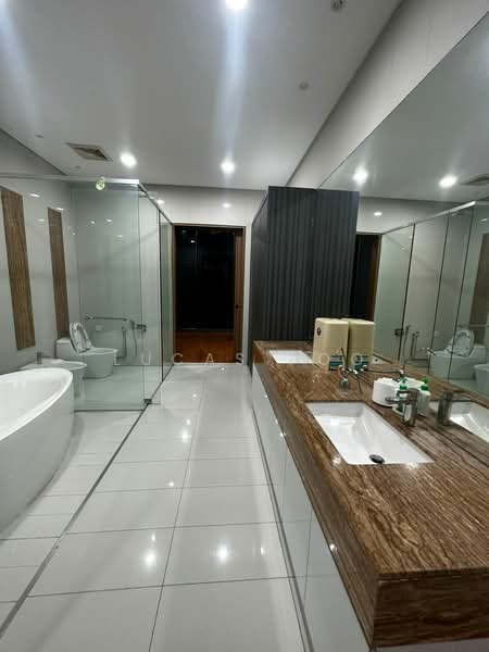 Kondominium untuk Disewa di 8 Gurney (The Shore Condominium) - Lucas Foo - Bathroom - PropertyGuru.com.my