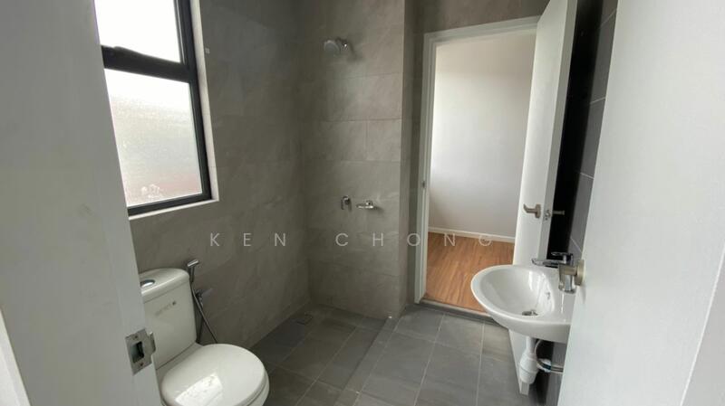 Rumah Teres 2 Tingkat untuk Dijual di Bandar Country Homes (Rawang) - Ken Chong - Bathroom - PropertyGuru.com.my