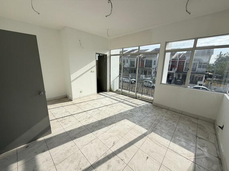2-storey Terraced House for Sale in Rawang (Selangor) - Alice Low - Balcony - PropertyGuru.com.my