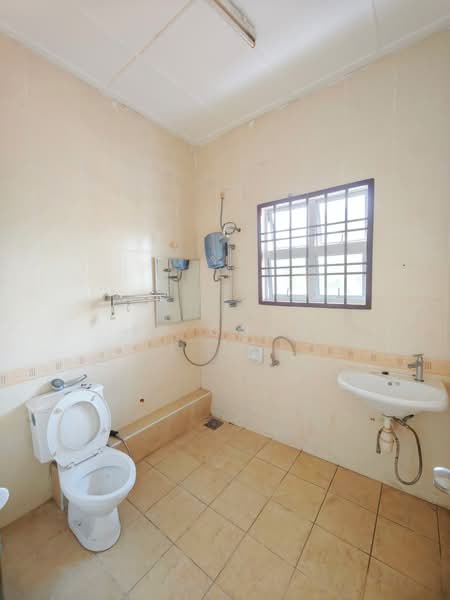 Rumah Teres 2-Tingkat untuk Dijual di Taman Pelangi Indah (Ulu Tiram) - Fu Guan - Bathroom - PropertyGuru.com.my