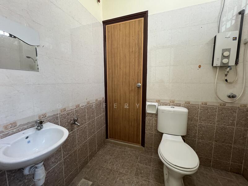 2-storey Terraced House for Sale in Taman Angsa Mas (Durian Tunggal) - Geoffery Wee - Bathroom - PropertyGuru.com.my