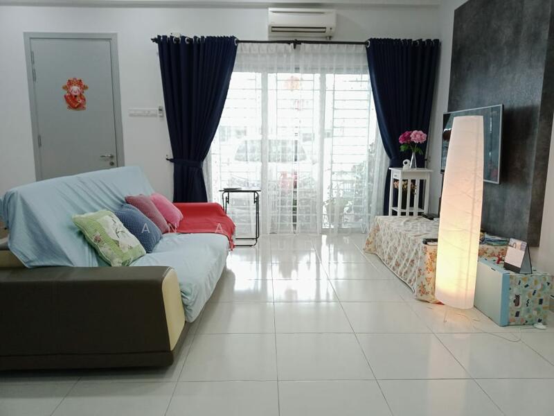 2-storey Terraced House for Sale in Puncak Alam (Selangor) - Wan Azemi Wan Daud - Living Room - PropertyGuru.com.my