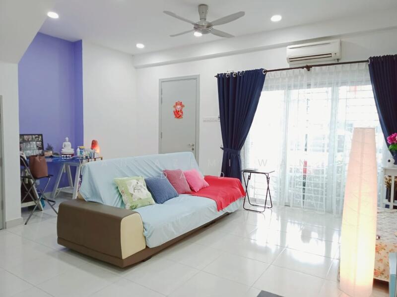 2-storey Terraced House for Sale in Puncak Alam (Selangor) - Wan Azemi Wan Daud - Living Room - PropertyGuru.com.my