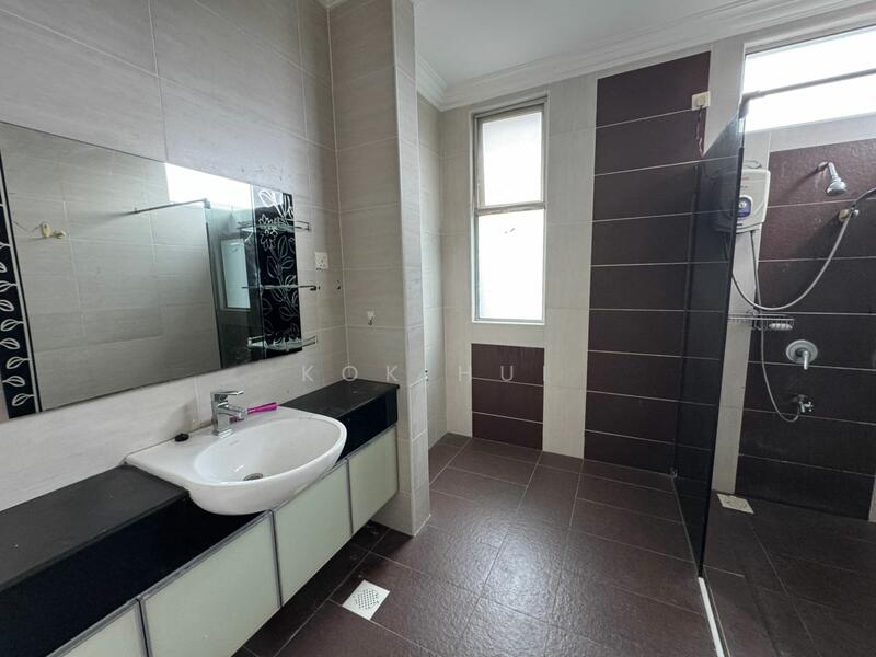 Link Bungalow for Sale in Taman Gaya (Ulu Tiram) - Kok Hui - Bathroom - PropertyGuru.com.my