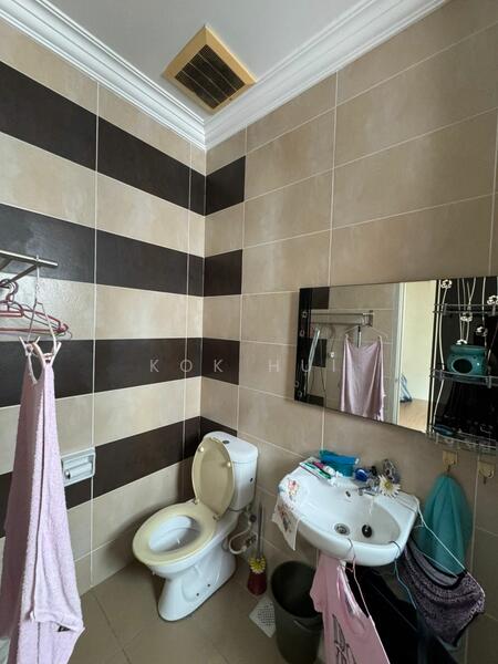 Link Bungalow for Sale in Taman Gaya (Ulu Tiram) - Kok Hui - Bathroom - PropertyGuru.com.my