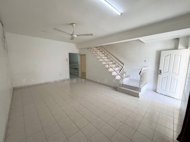 2-storey Terraced House for Sale in Bandar Puncak Alam (Puncak Alam) - Shaziery Iskandar - Living Room - PropertyGuru.com.my