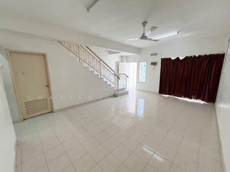 2-storey Terraced House for Sale in Bandar Puncak Alam (Puncak Alam) - Shaziery Iskandar - Living Room - PropertyGuru.com.my