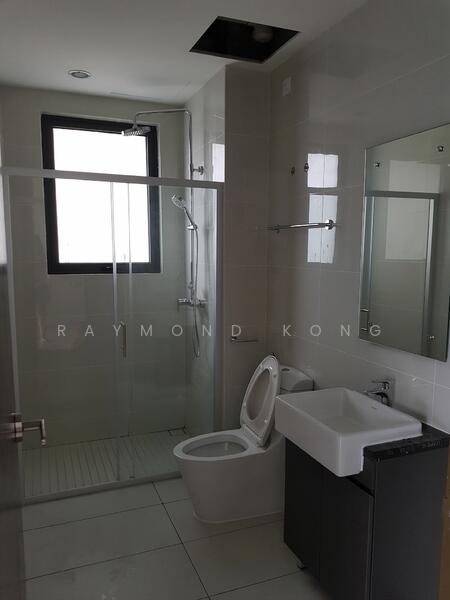 Kondominium untuk Dijual di Bay Point @ Country Garden Danga Bay - Raymond Kong - Bathroom - PropertyGuru.com.my