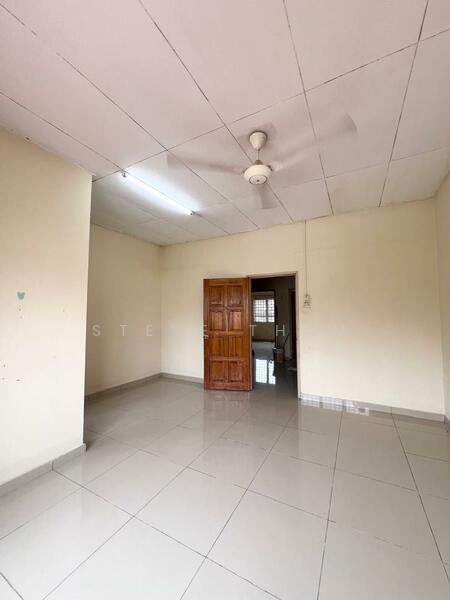 2-storey Terraced House for Sale in Bandar Putra Permai (Seri Kembangan) - Steve Tham - Living Room - PropertyGuru.com.my