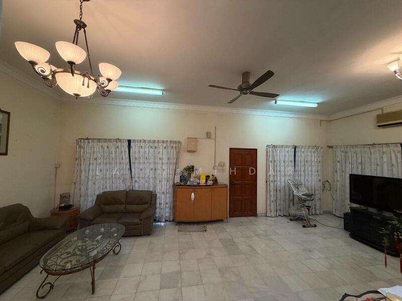 Jalan Kubah Bukit Jelutong Shah Alam Corner Lot Double Storey Superlink House For Sale untuk Untuk Dijual - RM 1,350,000, Apr 2026 - Living Room - PropertyGuru.com.my