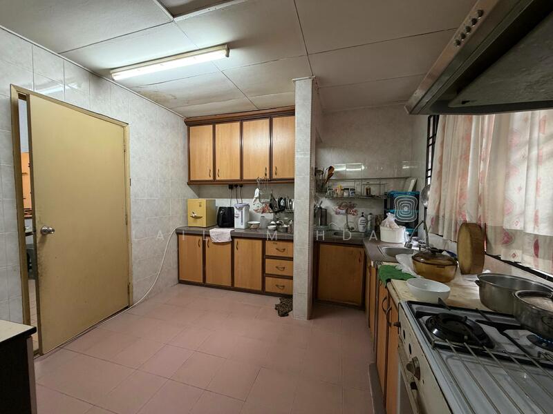 Jalan Kubah Bukit Jelutong Shah Alam Corner Lot Double Storey Superlink House For Sale untuk Untuk Dijual - RM 1,350,000, Apr 2026 - Kitchen - PropertyGuru.com.my