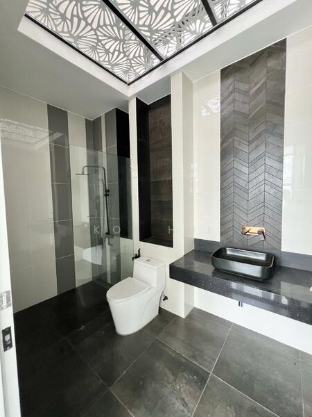 Semi-Detached House for Sale in Setia Tropika (Johor Bahru) - Kok Hui - Bathroom - PropertyGuru.com.my