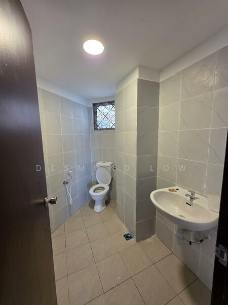 Kondominium untuk Dijual di The Reef Condominium - Desmond Low - Bathroom - PropertyGuru.com.my