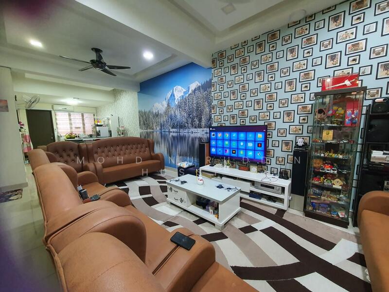 3-storey Terraced House for Sale in Rawang (Selangor) - Mohd Nuruddin Hussin - Living Room - PropertyGuru.com.my