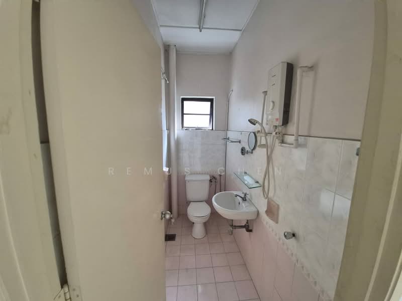 Townhouse for Sale in Jalan Klang Lama (Old Klang Road) (Kuala Lumpur) - Remus Chen - Bathroom - PropertyGuru.com.my