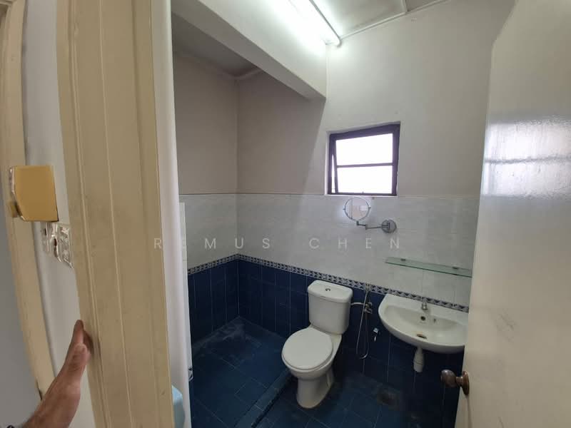 Townhouse for Sale in Jalan Klang Lama (Old Klang Road) (Kuala Lumpur) - Remus Chen - Bathroom - PropertyGuru.com.my