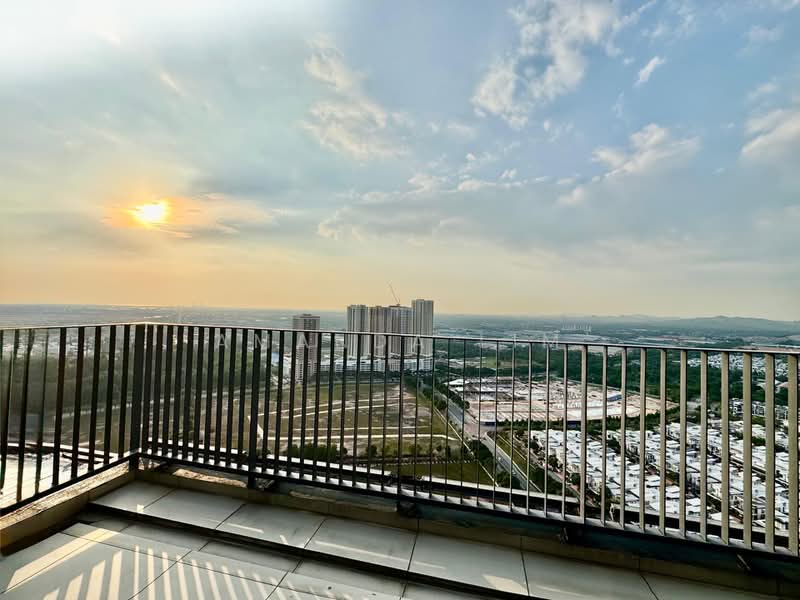 Kediaman Servis untuk Dijual di Setia City Residences - Amanda Lim - Balcony - PropertyGuru.com.my