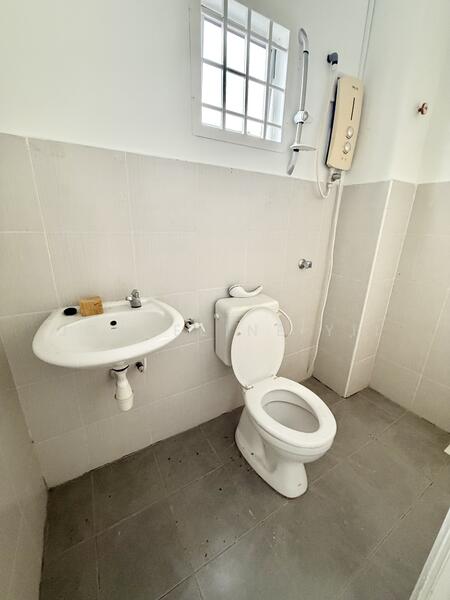 2-storey Terraced House for Sale in Bandar Layangkasa (Pasir Gudang) - Joyceline Yii - Bathroom - PropertyGuru.com.my